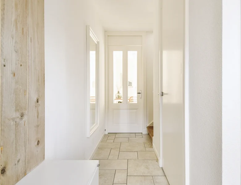 ¿Tu casa se ve oscura? Descubre cómo una puerta interior puede cambiar la luz de todo tu hogar