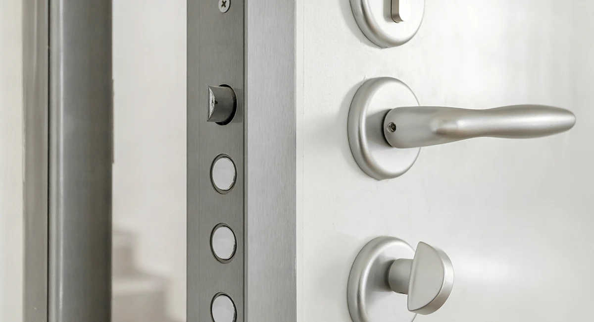 Puertas de seguridad en Málaga ¿Blindadas o Acorazadas? La Guía Definitiva