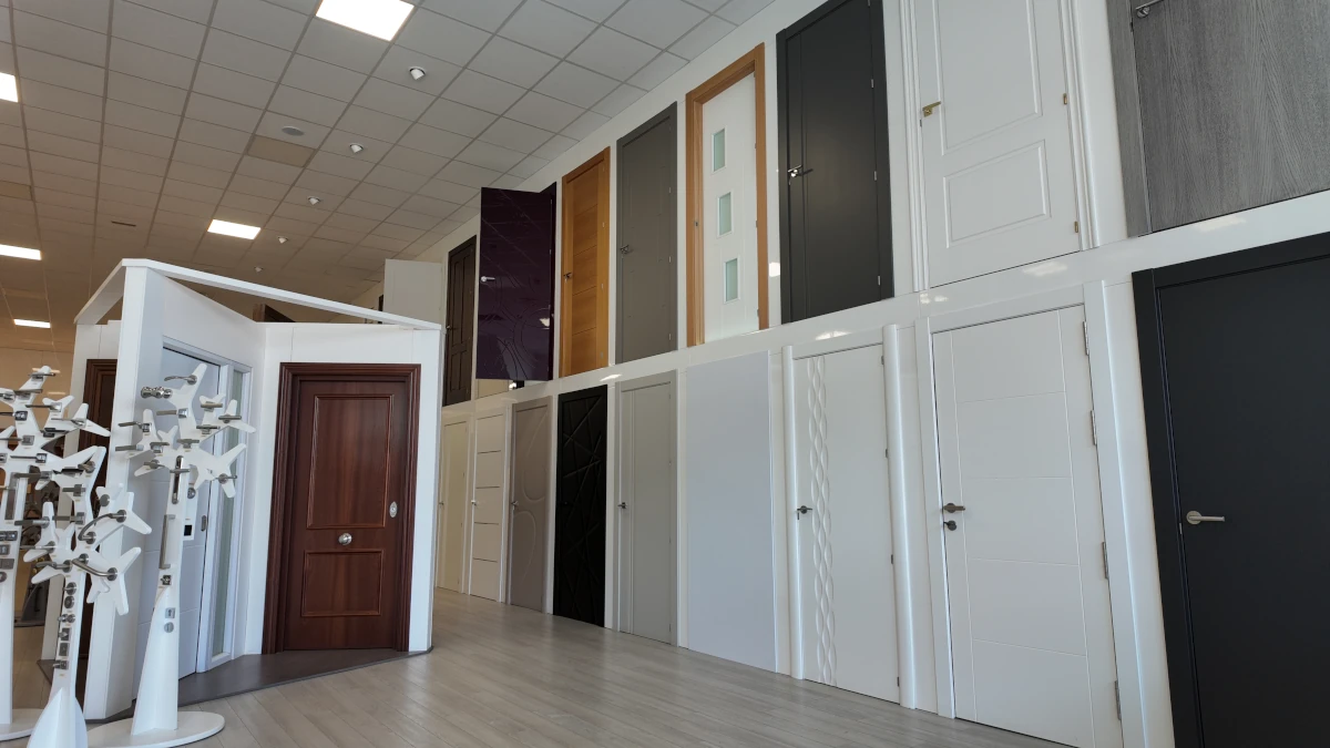 ¿Te abruma decorar? Así puedes combinar puertas, armarios y tarimas sin complicarte